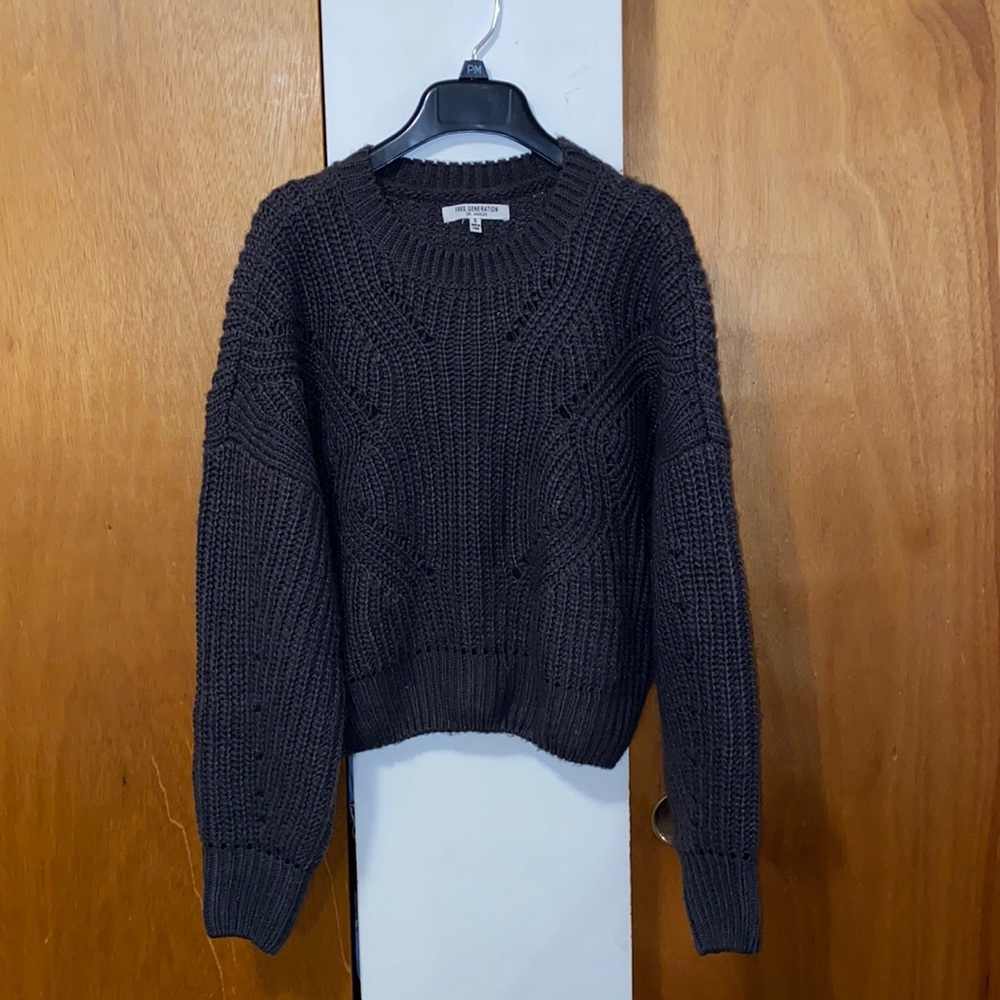 ☑️EUC Free Generation Los Angeles Sweater